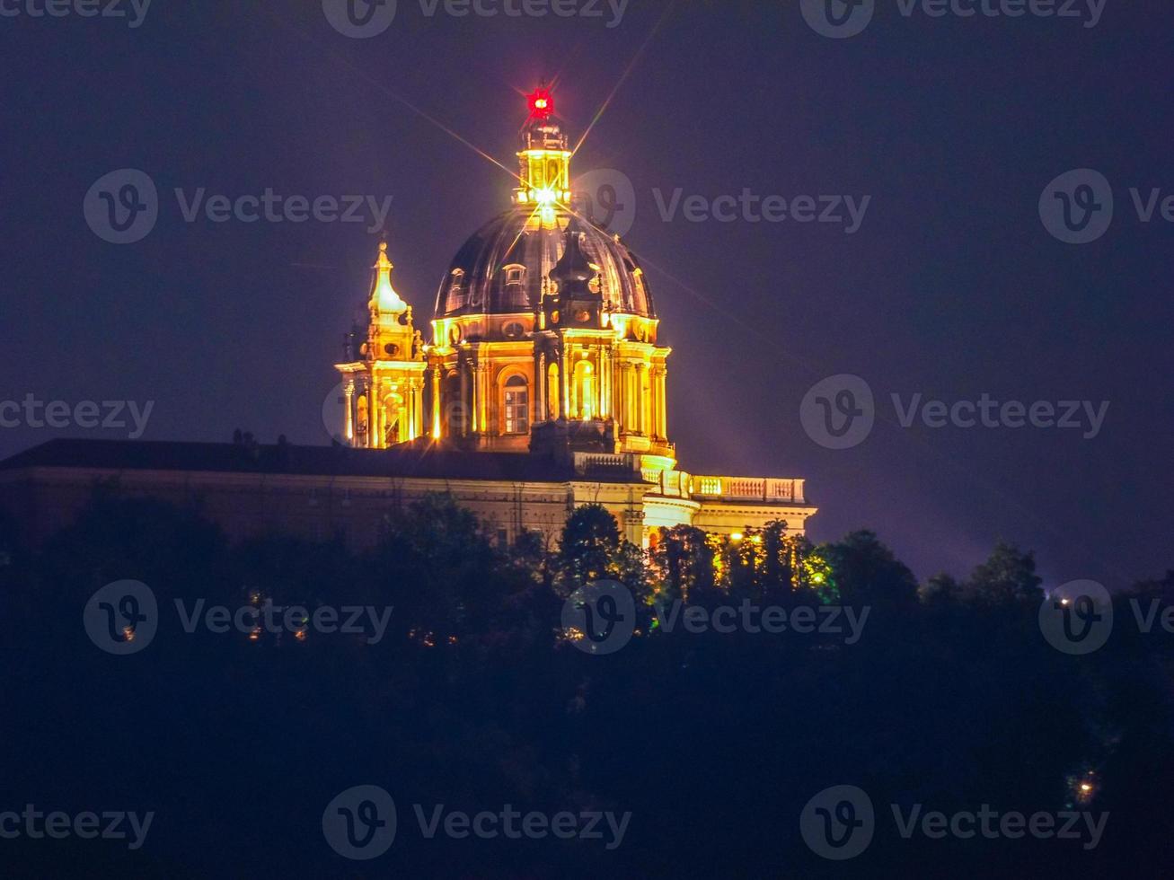 hdr basílica di superga à noite em turim foto