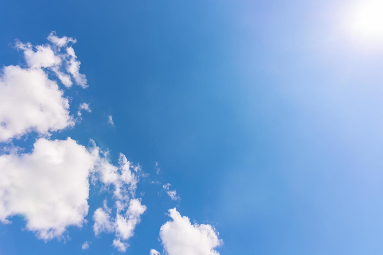 as nuvens são brancas no céu claro oposto ao sol. foto