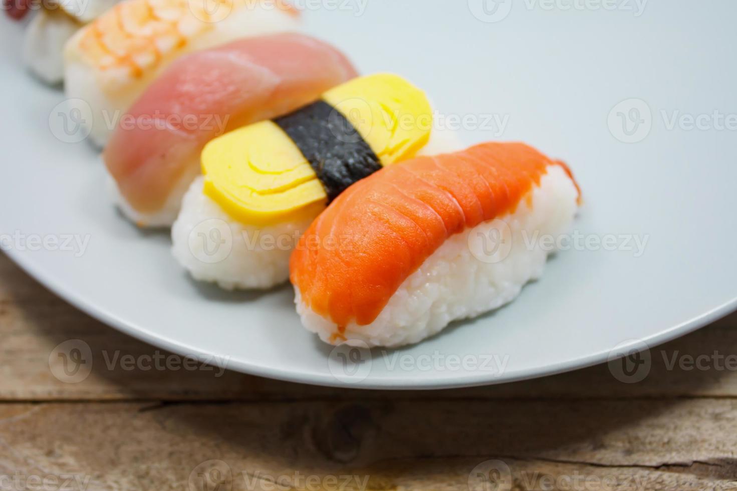 sushi maki em fundo de madeira foto