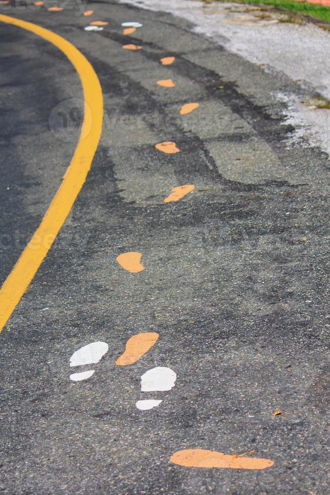 pegadas na pista de caminhada no parque foto