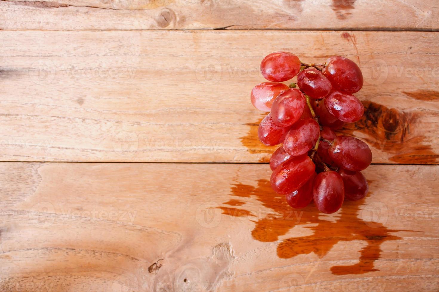 uvas em uma mesa de madeira foto