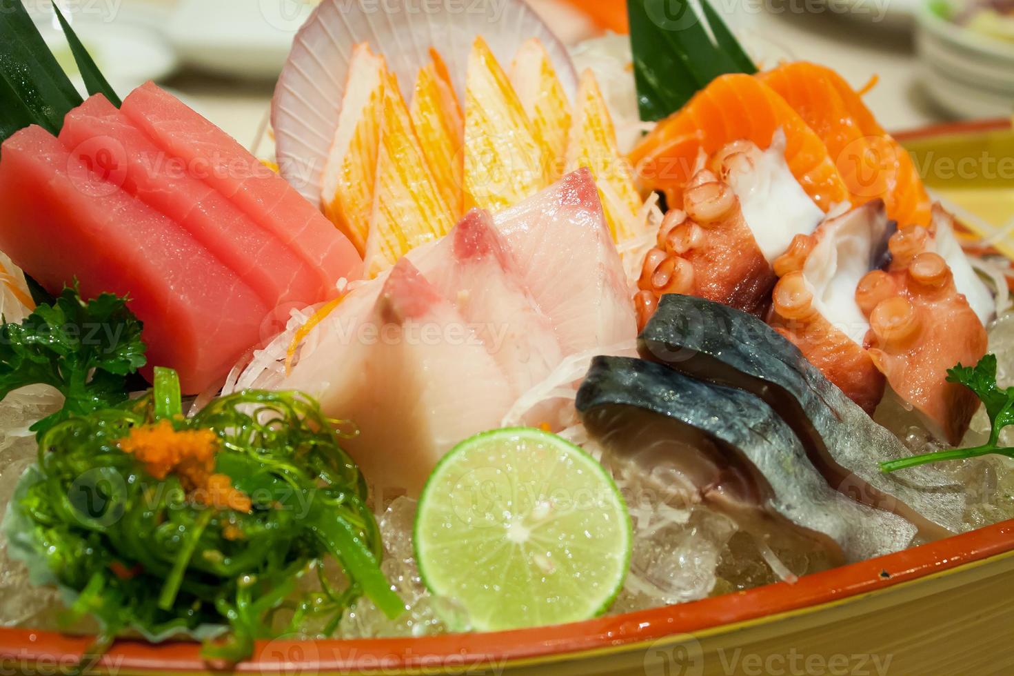 conjunto de sashimi de comida japonesa foto