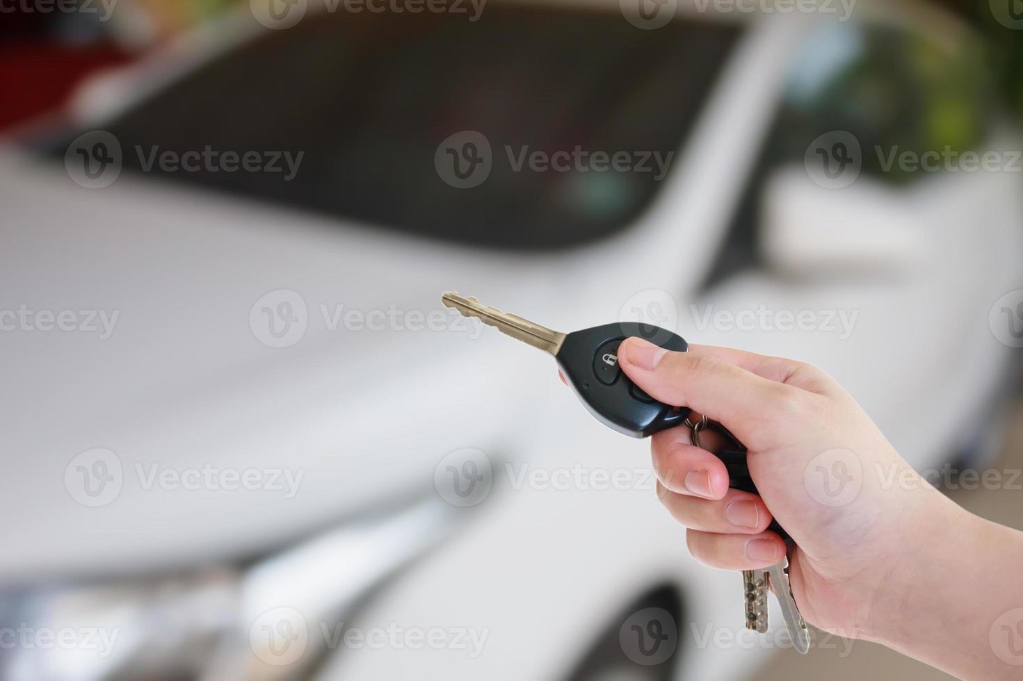 mulheres pressionam os sistemas de alarme de carro de controle remoto foto