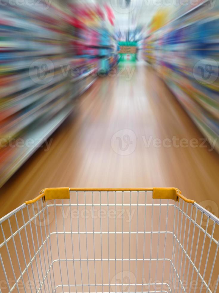 corredor de prateleiras de supermercado fundo desfocado foto