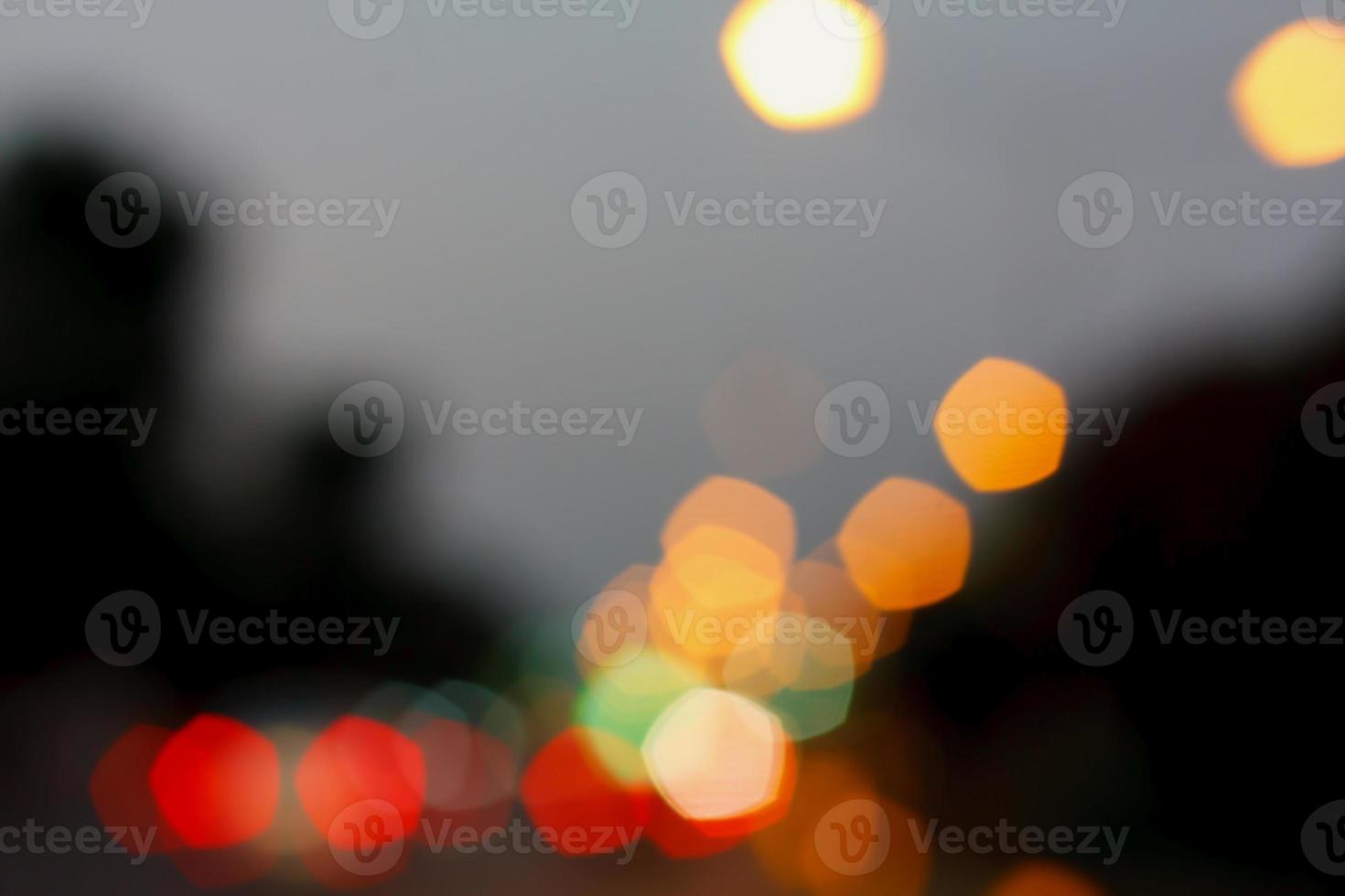 fundo bonito de luzes bokeh à noite na estrada com carro foto