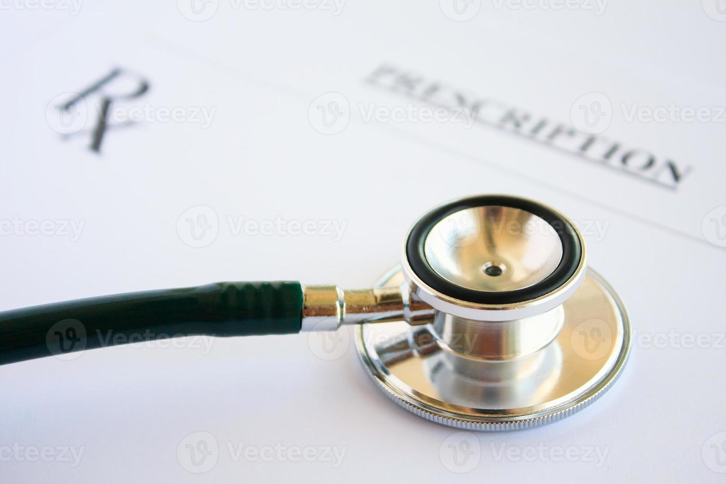 prescrição médica em branco com estetoscópio foto