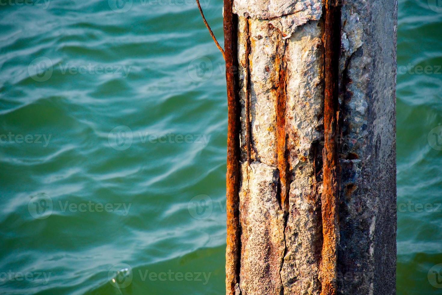 colunas que haviam sido expostas à água do mar erodidas e aço enferrujado. foto