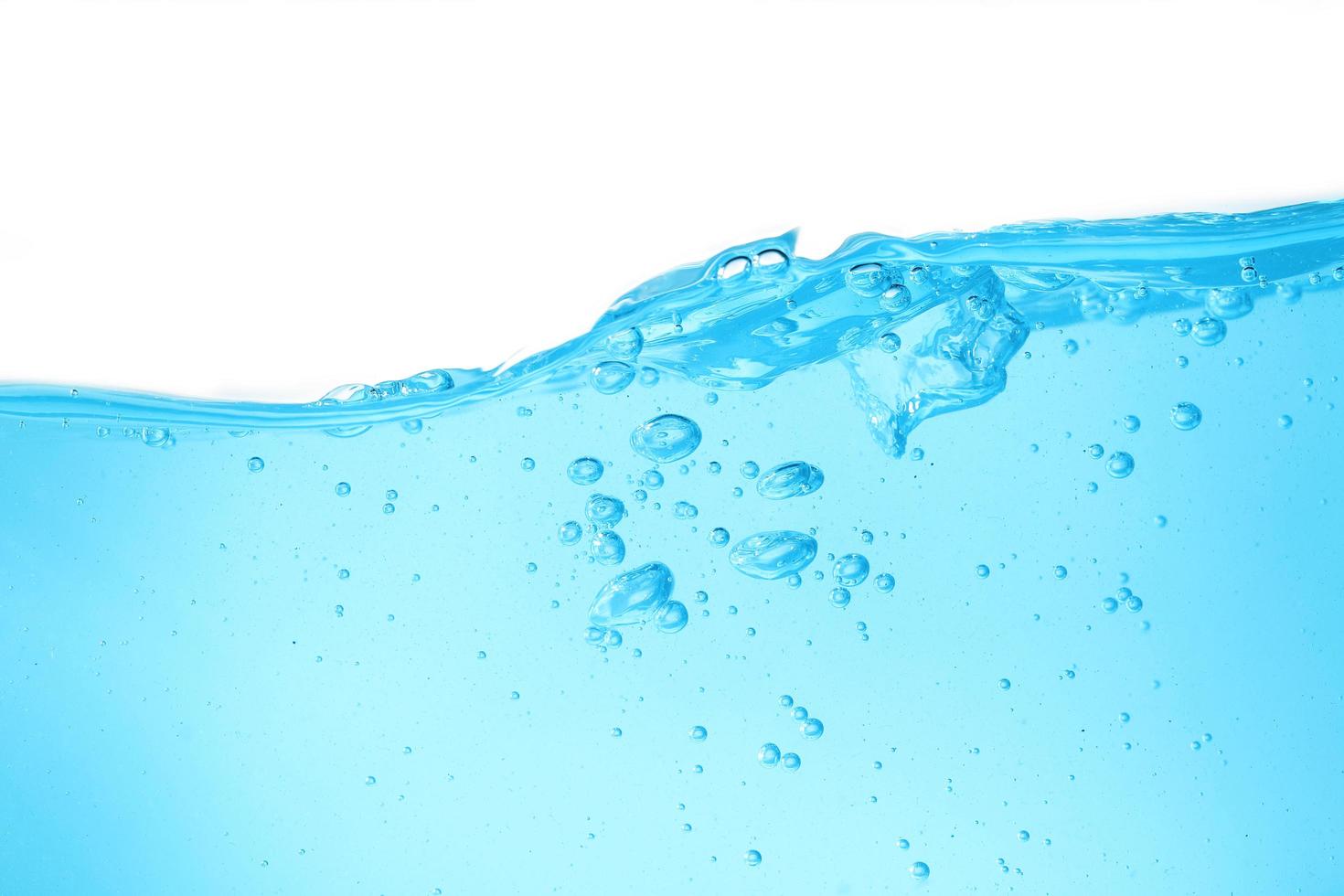 água de superfície azul e bolha de ar isoladas no fundo branco foto