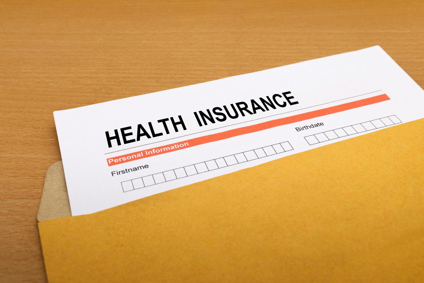 formulário de pedido de seguro de saúde em envelope marrom foto