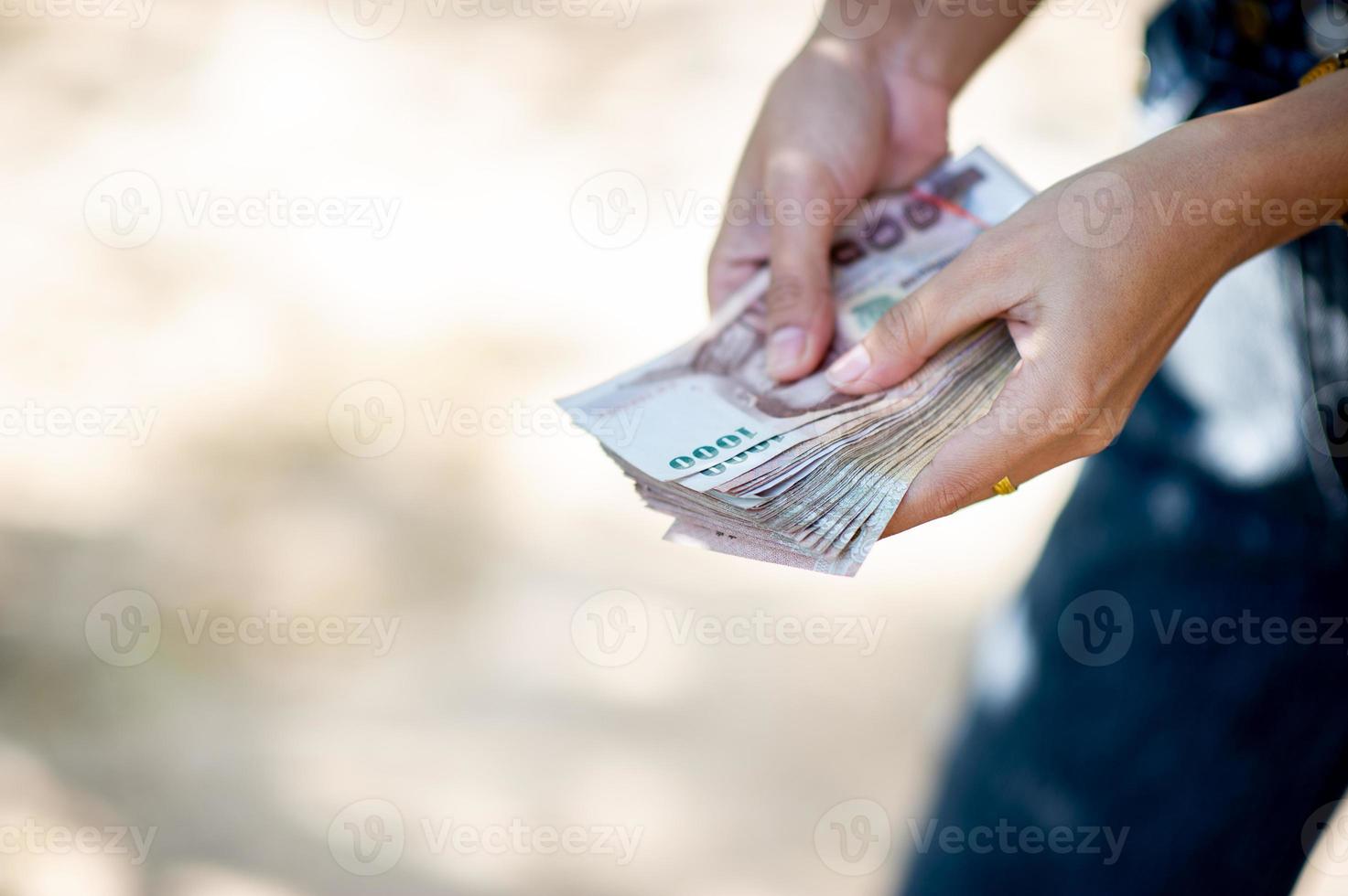 fotos de close-up e cartões bancários usados para compras comerciais e de câmbio. conceito de mão e dinheiro