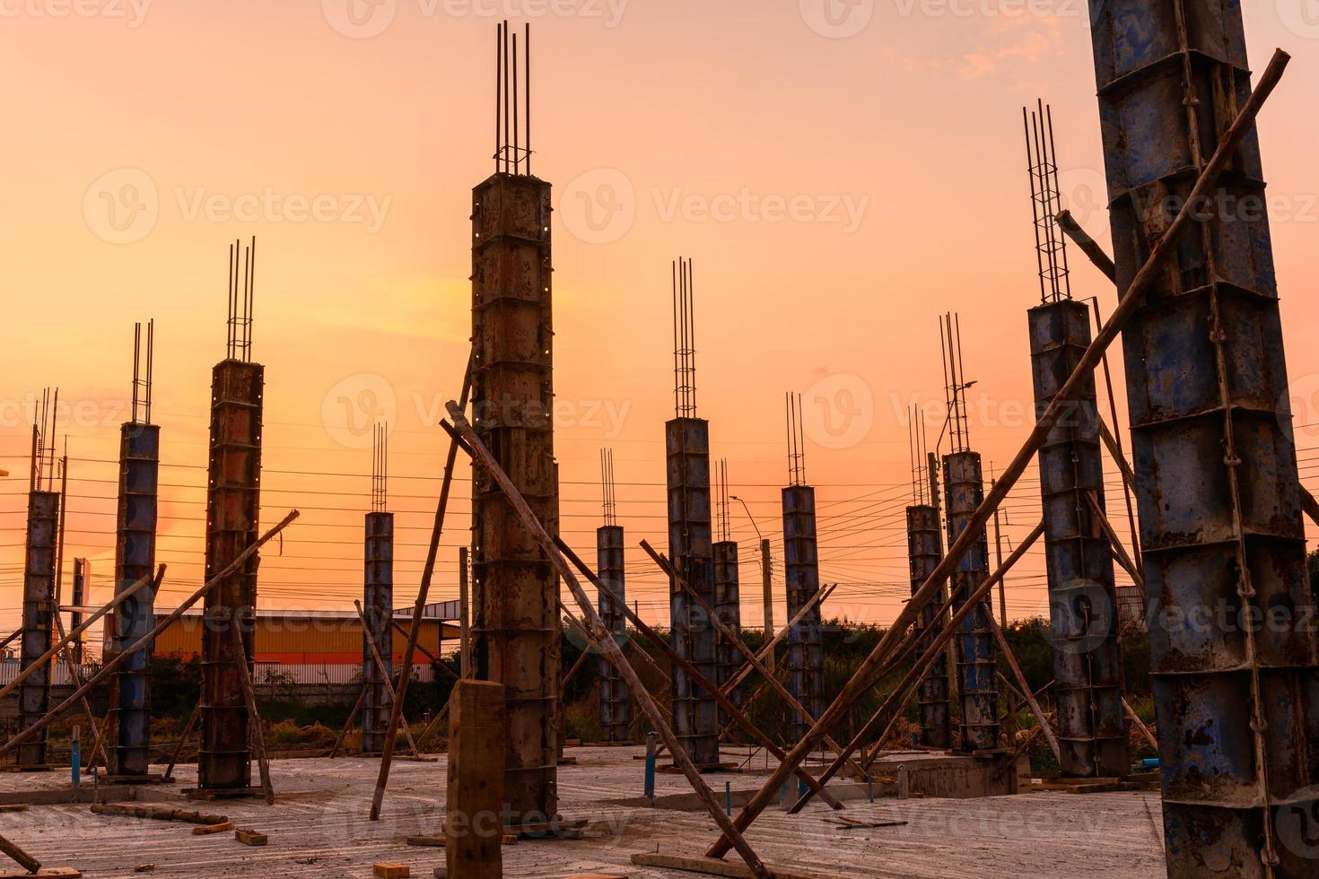 silhueta de uma coluna de casa no canteiro de obras no projeto habitacional foto