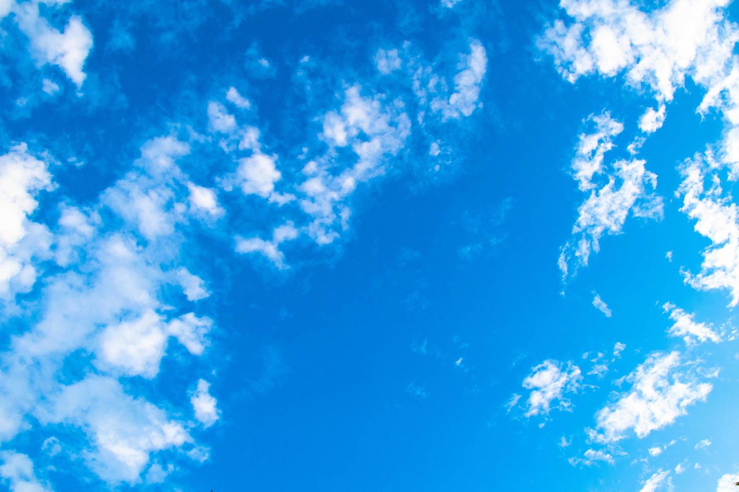 fundo de nuvens e céu azul. foto