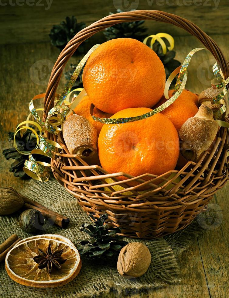 tangerinas e especiarias em um fundo de madeira foto