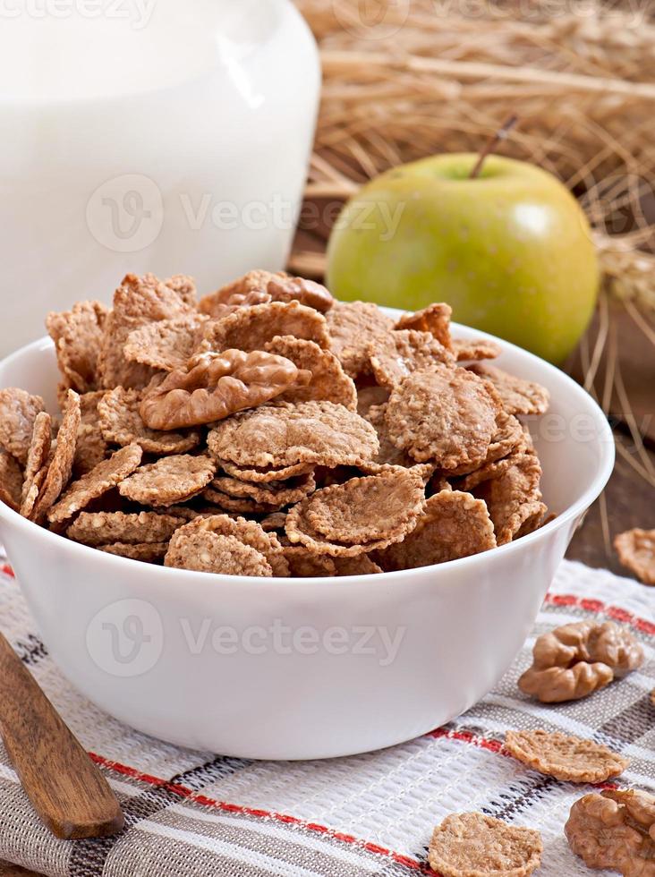 café da manhã saudável - muesli de grãos integrais em uma tigela branca foto