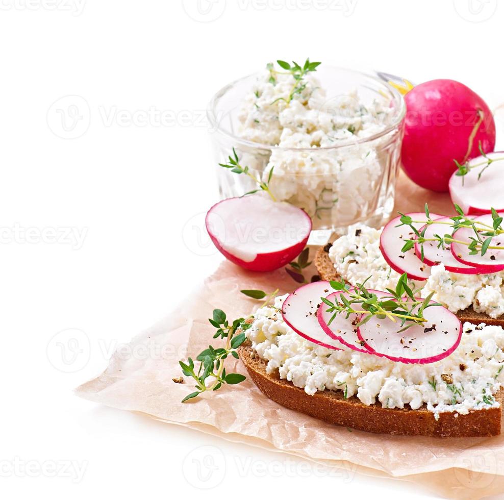 sanduíche com requeijão, rabanete, pimenta preta e tomilho foto