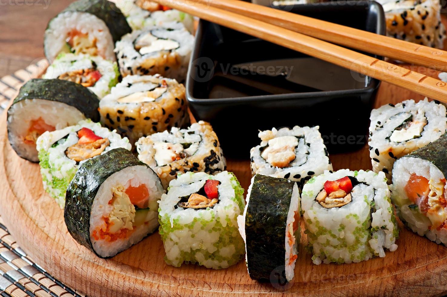 saboroso conjunto de sushi foto