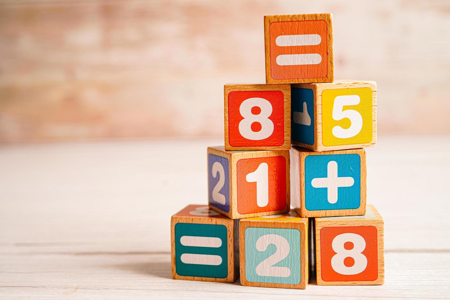 cubos de bloco de madeira de número para aprender matemática, conceito de matemática educacional. foto