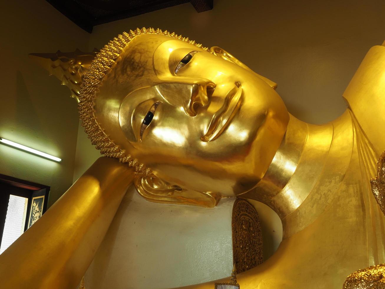 nakhon pathom, tailândia, 2020 - imagem de buda dourado em wat phra pathom chedi foto