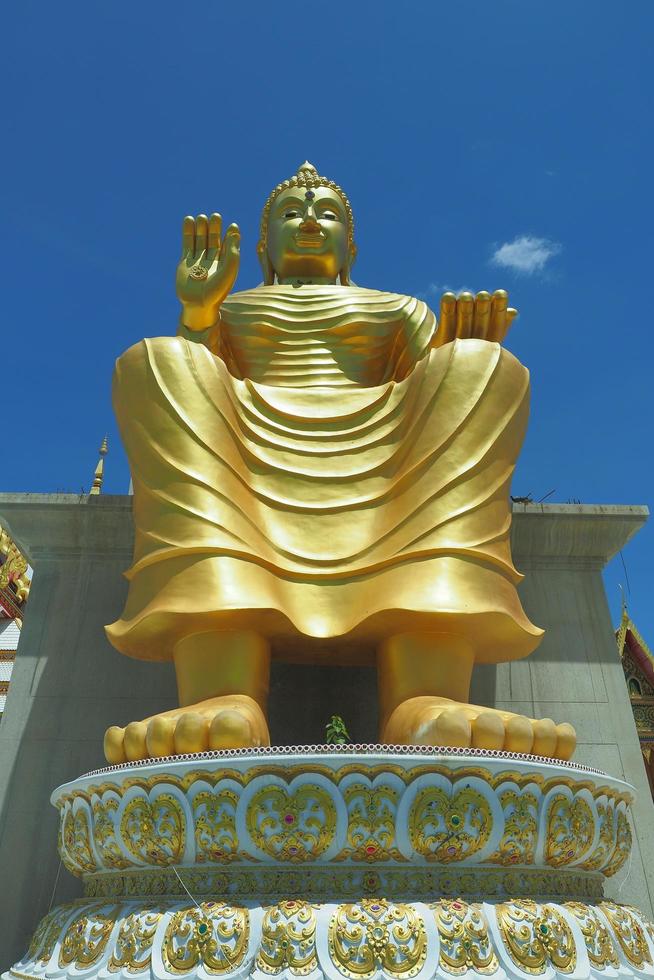 nakhon pathom, tailândia, 2020 - imagem de buda dourado em wat nong phong nok. foto