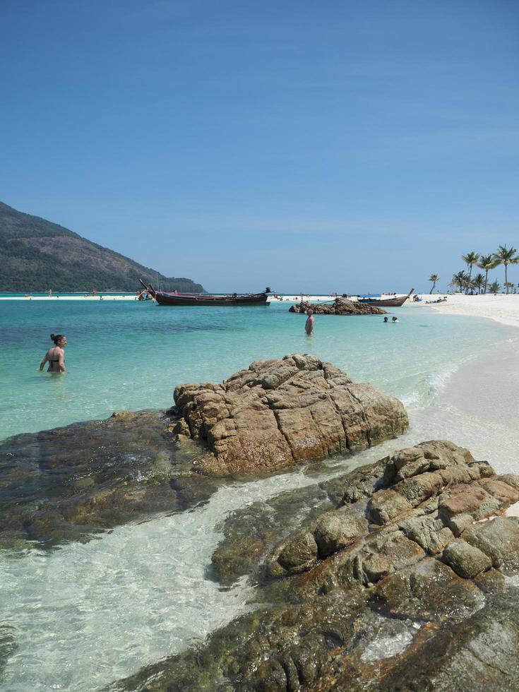 satun, tailândia, 2020 - imagem de pessoas na praia do pôr do sol, ilha de lipe foto