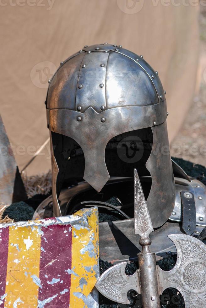 proteção de cabeça de capacete de guerreiro medieval imitação foto