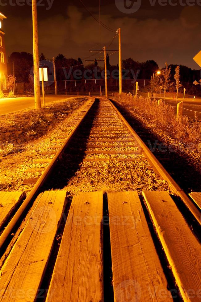 trilhos de trem à noite foto