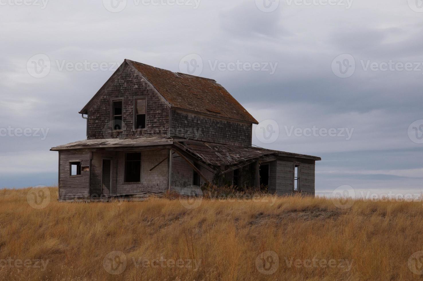 casa abandonada em um campo dourado foto