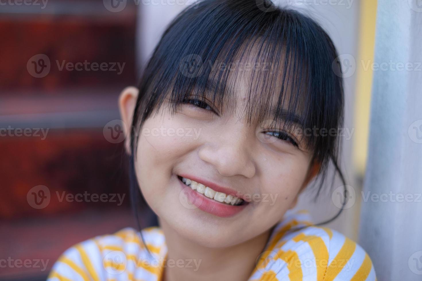 jovem retrato na escola, menina asiática. foto