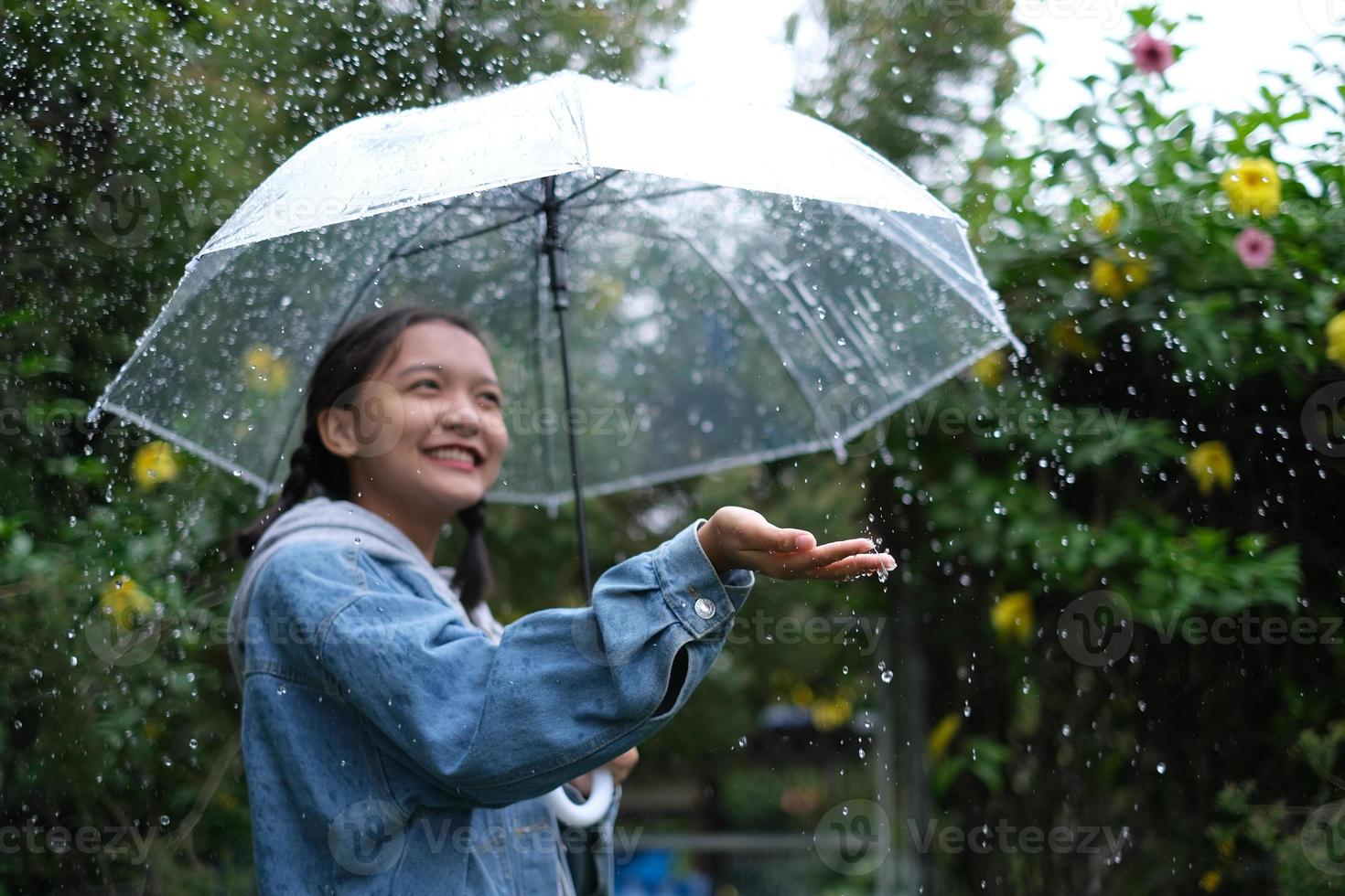 sorria jovem se divertindo no chuvoso. foto