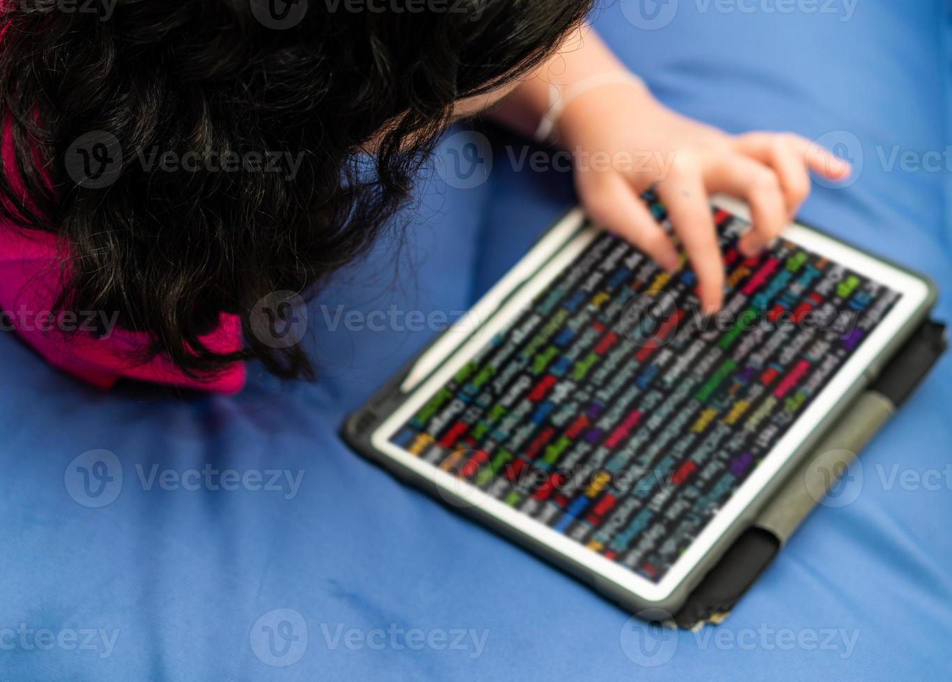 criança faz codificação foto