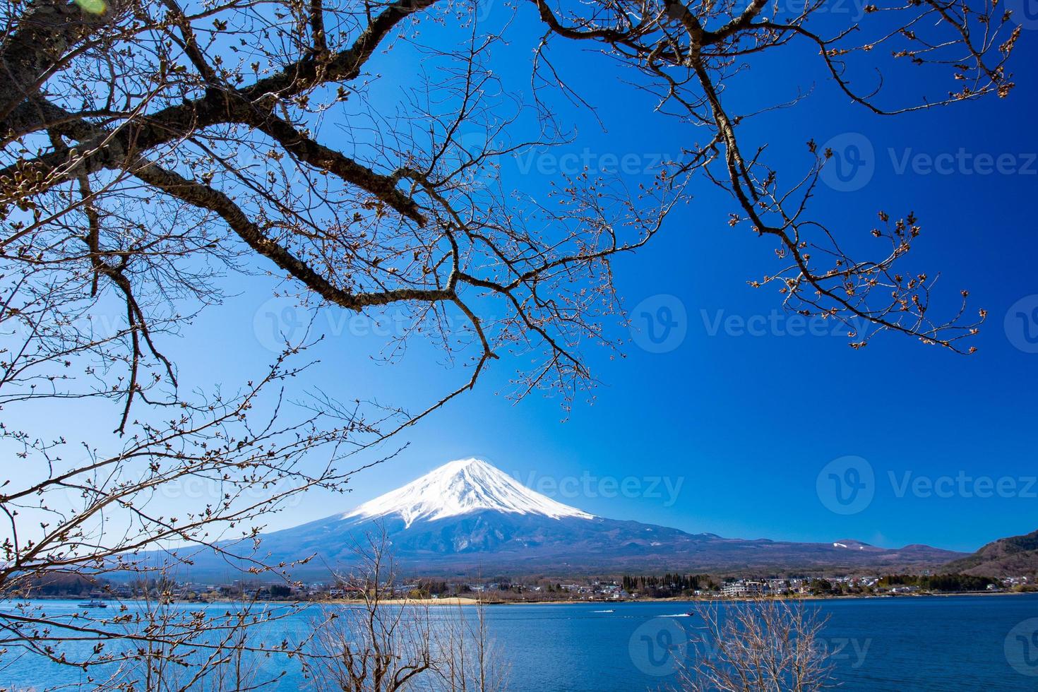 paisagem bela paisagem da montanha fuji e do lago kawaguchi em abril. Japão. foto