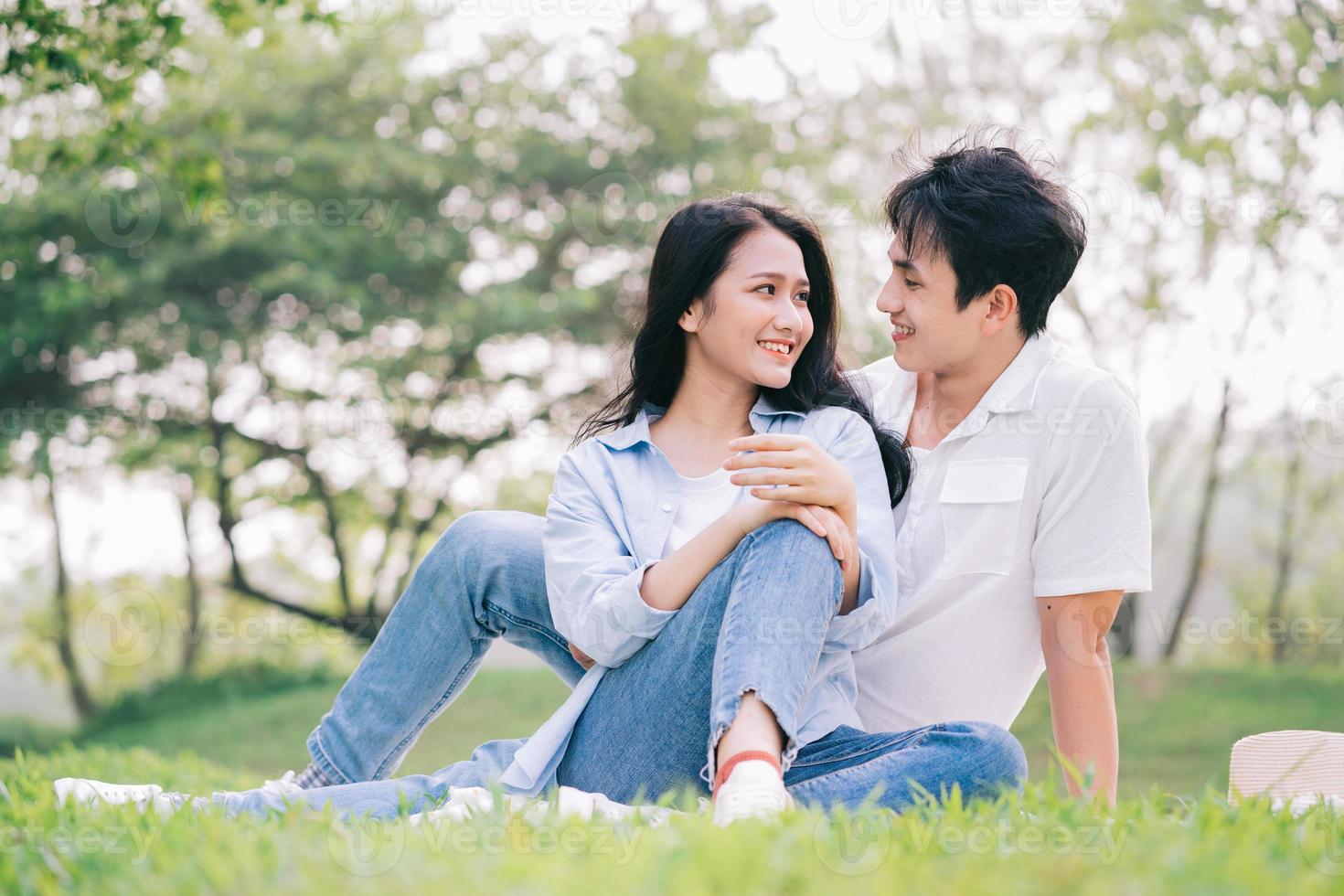 retrato de jovem casal asiático lá fora foto