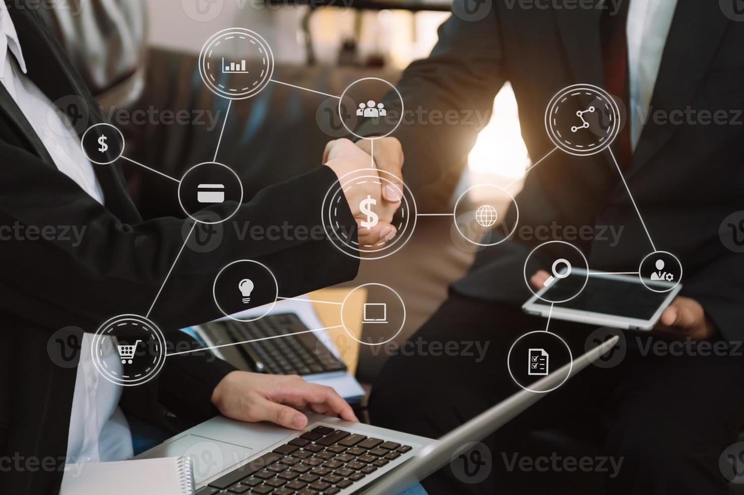 dois homens de negócios confiantes apertando as mãos durante uma reunião no escritório, sucesso, negociação, saudação e parceiro com ícone vr foto