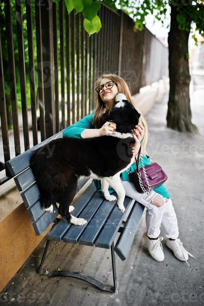 garota na moda com cachorro husky laika foto