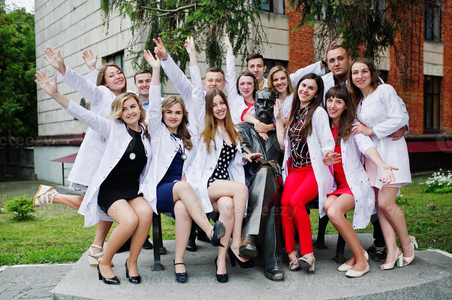 legal jovens médicos ou trabalhadores médicos posando fora do hospital ou clínica. foto