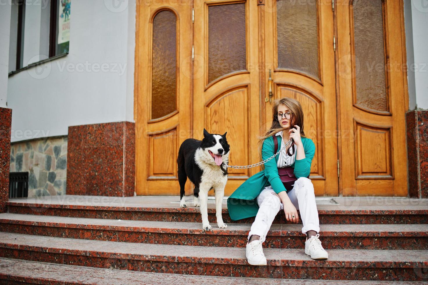 garota na moda com cachorro husky laika foto