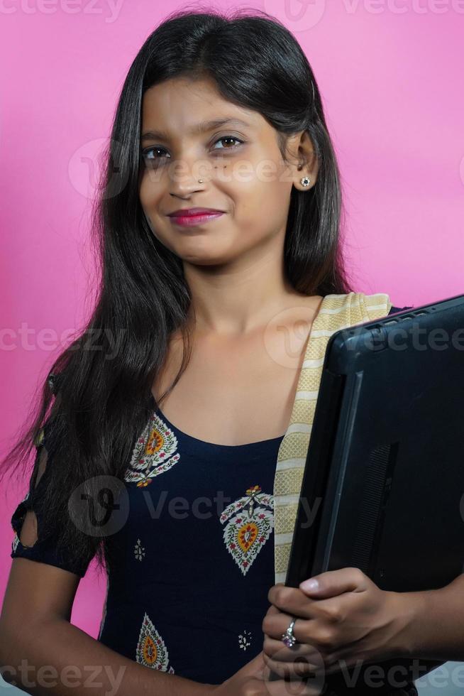 uma garota indiana com laptop em fundo isolado foto