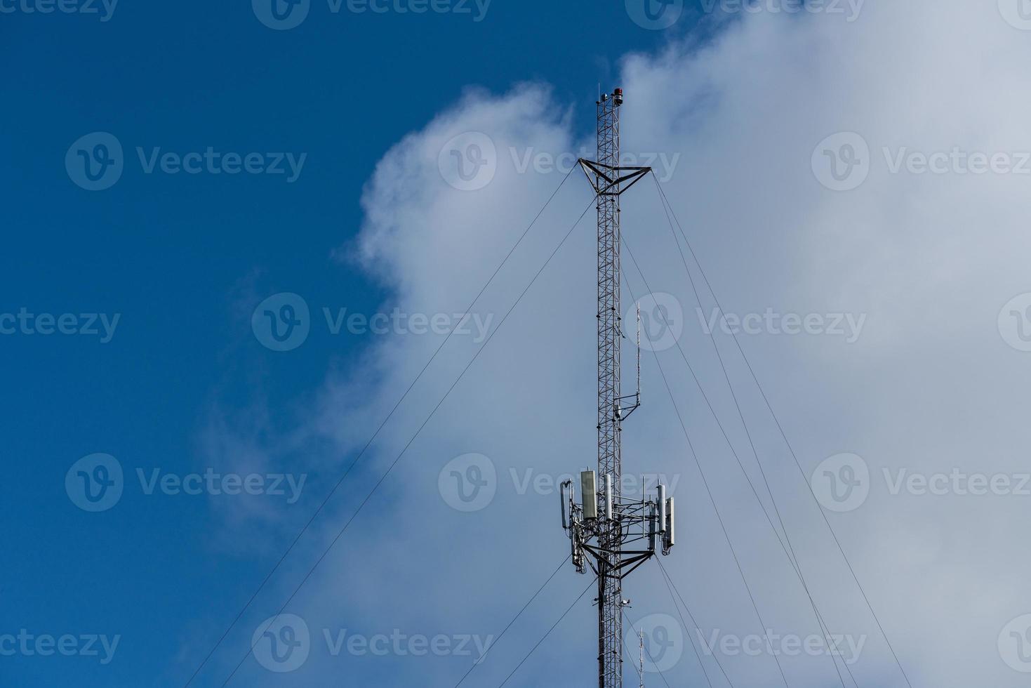 telefone celular ou torre de serviço móvel fornecendo serviço de internet de banda larga contra o céu azul foto