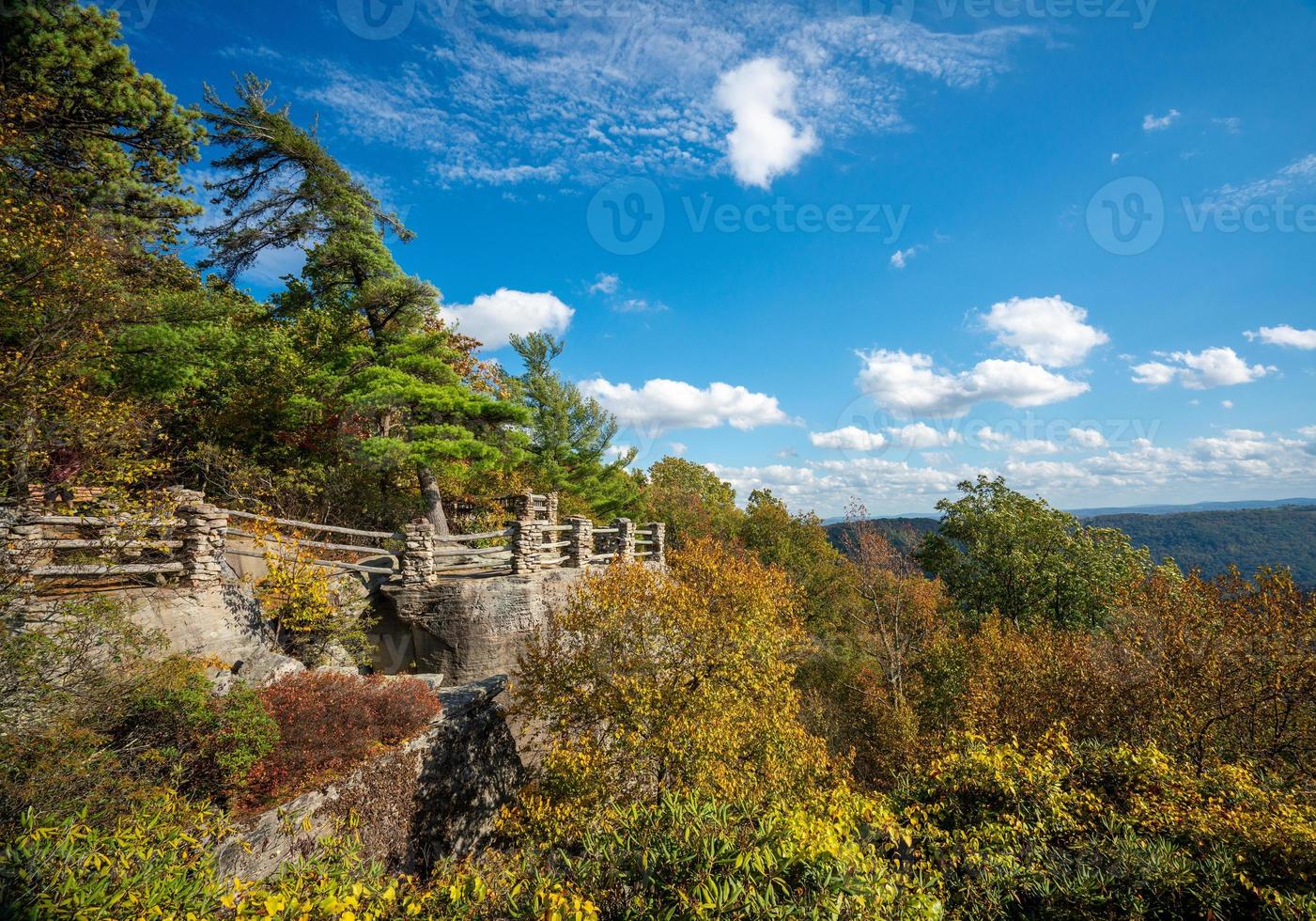 Coopers Rock State Park tem vista para o Cheat River na Virgínia Ocidental com cores de outono foto