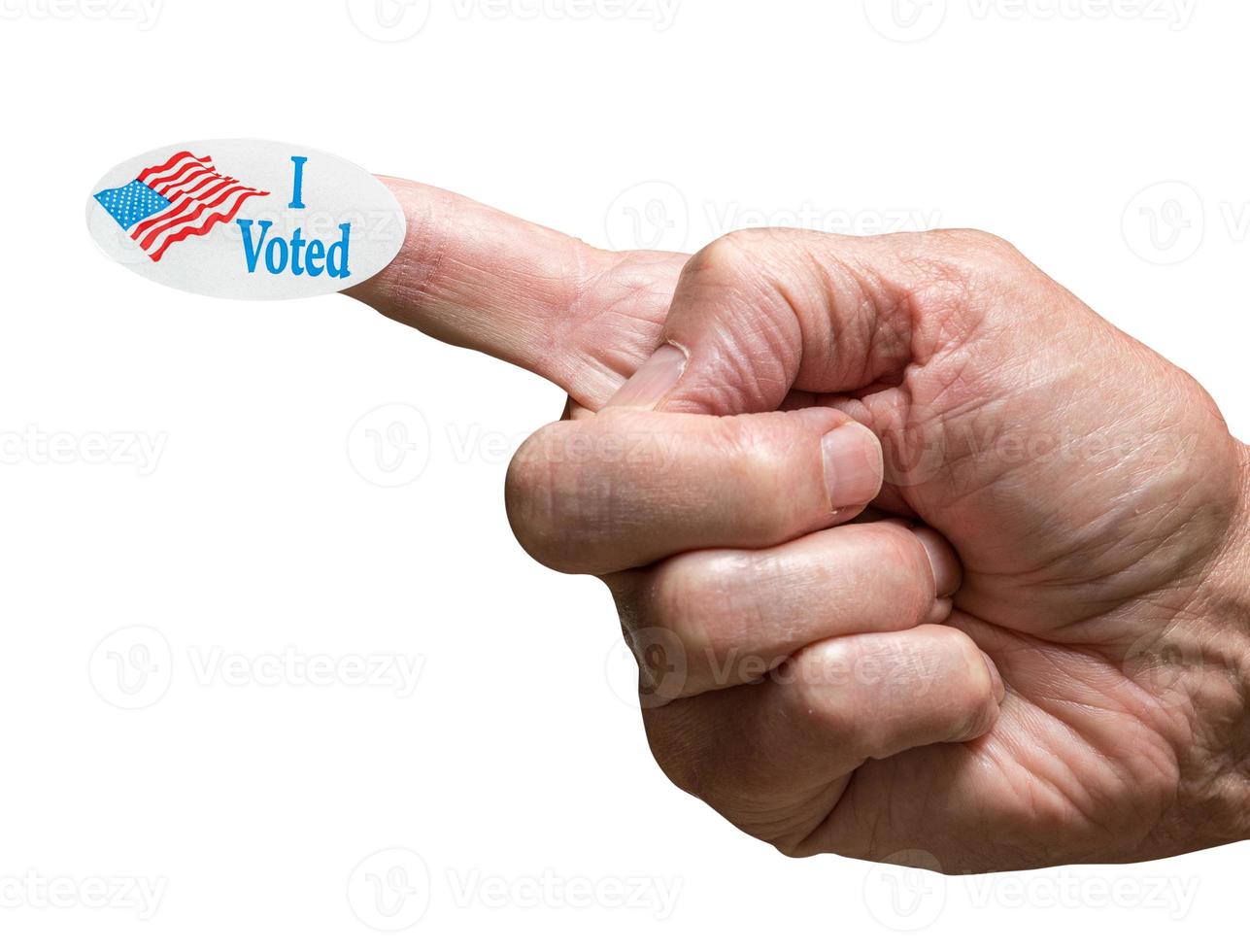 eu votei adesivo de campanha no dedo da mão de adulto sênior isolado contra branco foto