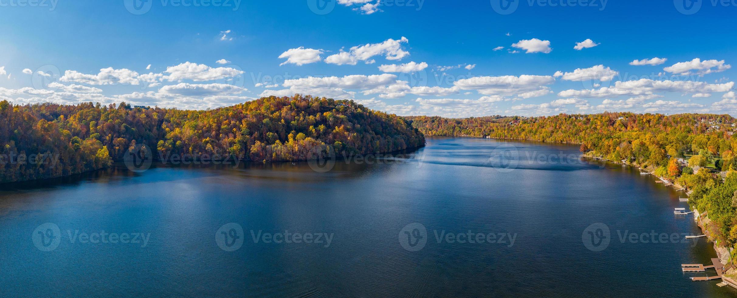 panorama aéreo das cores do outono em cheat lake morgantown, wv com ponte i68 foto
