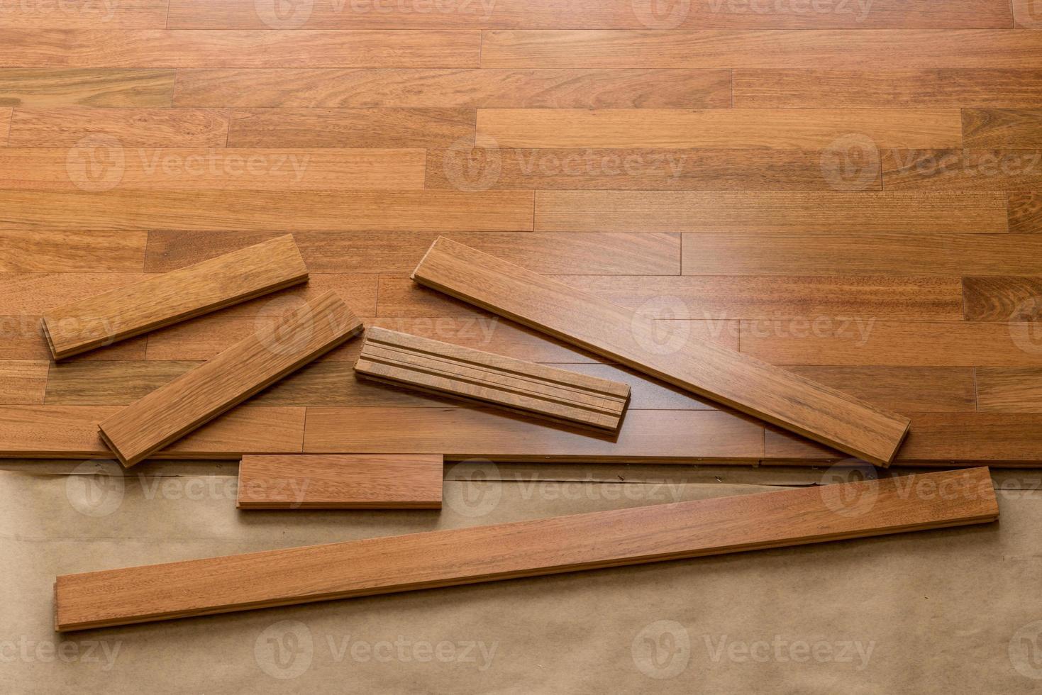 instalação de piso de madeira de cerejeira brasileira no quarto foto