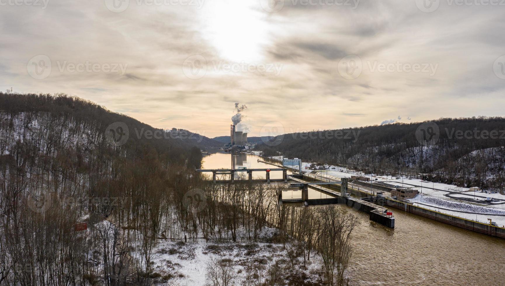 central de carvão de fort martin no rio monongahela perto de point marion e morgantown foto