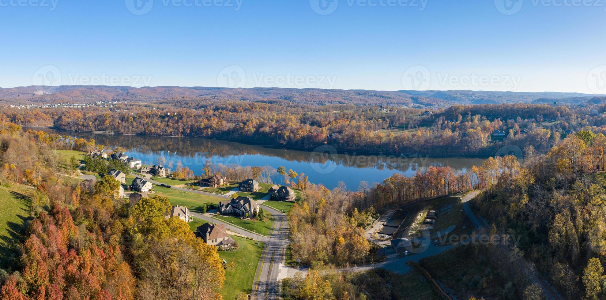 vista aérea de casas unifamiliares por cheat lake no outono fora de morgantown na virgínia ocidental foto