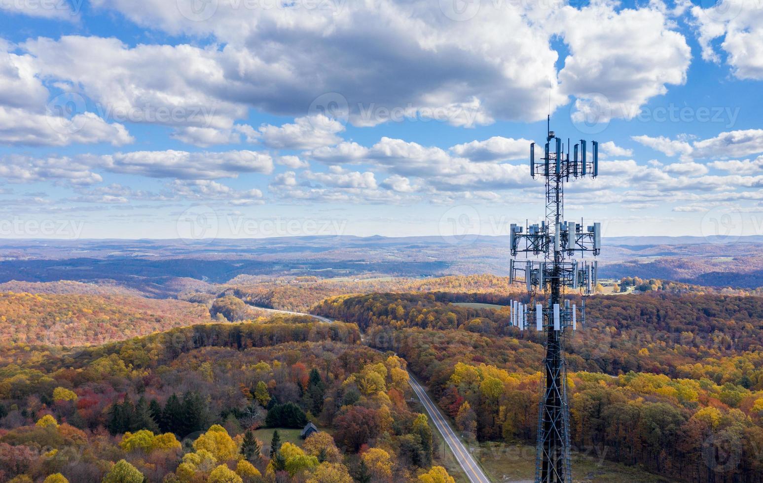telefone celular ou torre de serviço móvel em área florestal da Virgínia Ocidental fornecendo serviço de banda larga foto