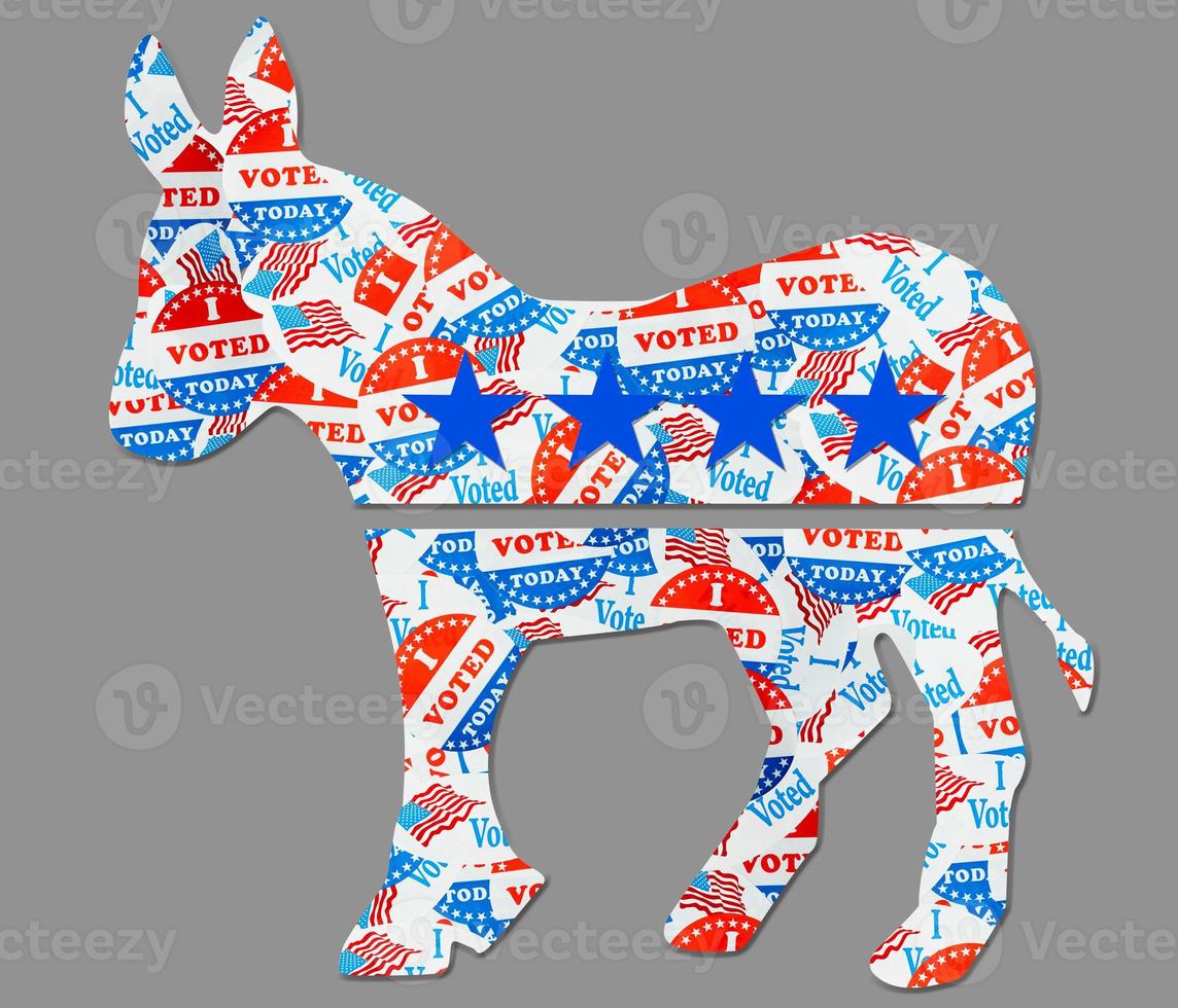 contorno do logotipo do burro criado a partir de muitos adesivos ou crachás de votação eleitoral para nós partido foto