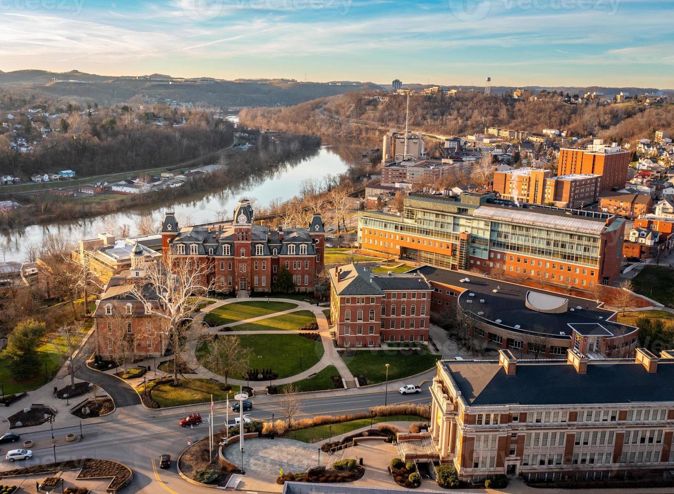 panorama aéreo do drone do círculo woodburn na universidade em morgantown, virgínia ocidental foto