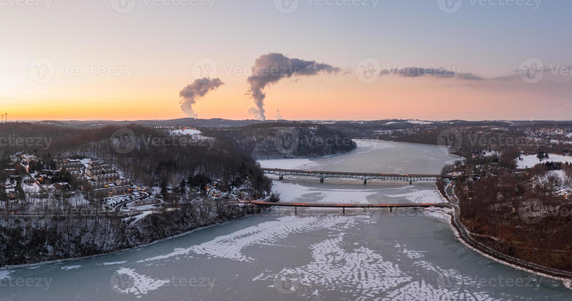 panorama aéreo do lago congelado morgantown, wv com ponte i68 foto