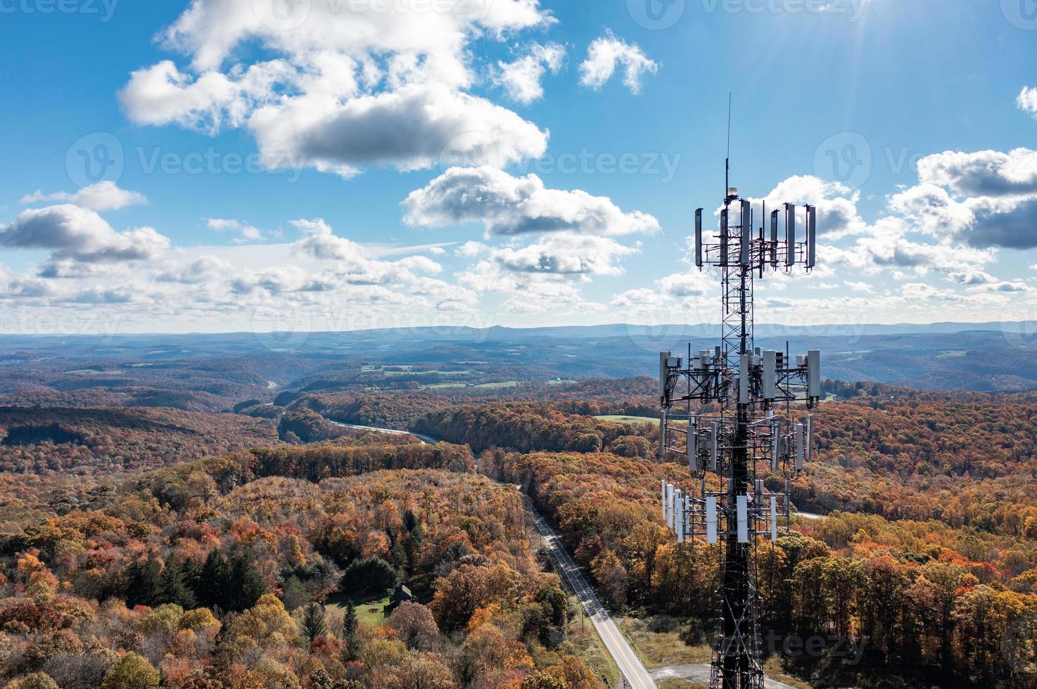 telefone celular ou torre de serviço móvel em área florestal da Virgínia Ocidental fornecendo serviço de banda larga foto