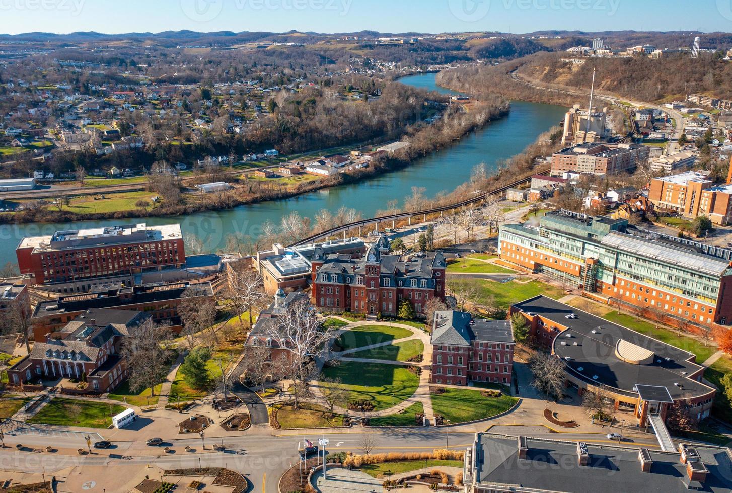 panorama de drone aéreo do salão woodburn na universidade em morgantown, virgínia ocidental foto